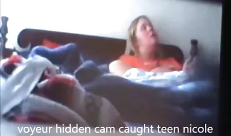 ચળકતા કૂતરી સુંદર સાથે સેક્સ કામોત્તેજના પોતે બતાવે છે