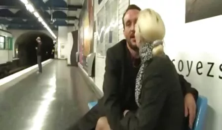 સુંદર સોનેરી વાળ વાળી કિશોર કે કિશોરી ખૂબસૂરત ભારતીય પોર્ન સ્ટ્રીપ્સ અને Masturbates પર કેમ