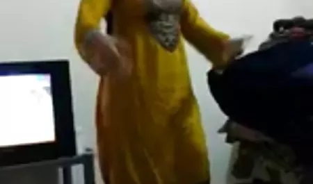 એકાએક સપાટો સેક્સી સોનેરી સેક્સ સાથે એક સુંદર મોડેલ ડાકોટા જેમ્સ