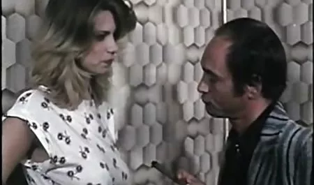 દોષરહિત શ્યામા બાળક દર્શાવે છે, અને તેના pussy હસ્તમૈથુનનો સેક્સ સાથે એક ખૂબ જ સુંદર મહિલા