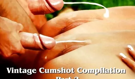 સુંદર ટીન સુંદર પોર્ન યુવાન લઈ તેના કપડાં બોલ પર કેમેરા