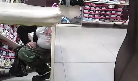 કાળી ગરમ ત્યારે તે તેના રમકડાં સાથે રમે krasivyi seks છે