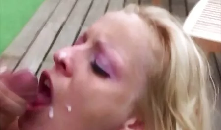 ગરમ સોનેરી વાળ વાળી કિશોર કે કિશોરી એલેક્સ ડ્રિલ્ડ સુંદર પોર્ન સાથે એક સોનેરી બેડ પર