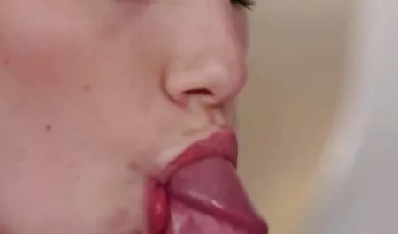 ભાઈ પડેલા ડિપિંગ પગલું બહેન બાથરૂમમાં અને ગુદા મૈથુન સાથે સુંદર કન્યાઓ તેના fucked