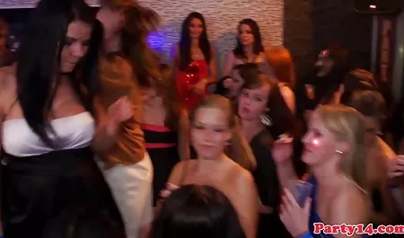 ગુદા માટે પહોંચેલું ટીન હોલી સુંદર સેક્સ માં પૂલ ક્રૂજ઼