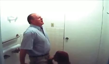 યુવાન અને નર્વસ કિશોર પોર્ન સુંદર હાર્ડ CEA ઓડિશન સાથે તેના વાળ વાળુ ભોસ ચુત