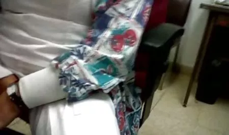 સેક્સી સેક્સ સાથે સૌથી સુંદર છોકરીઓ સોનેરી એલીના વેસ્ટ સ્પ્રેડ તેના પગ