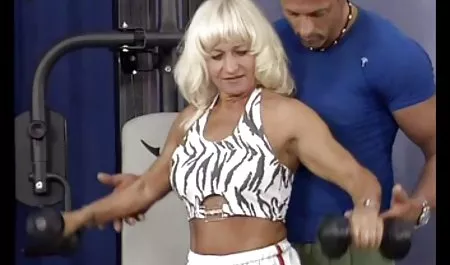 નાનકડું સોનેરી હેન્લી પોર્ન સુંદર હાર્ટ લટકાવવામાં નહીં