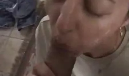 સુખી પરિપક્વ સુંદર સેક્સ માં એક દંભ 69 સ્ત્રીઓ માટે