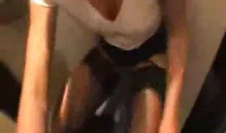 સફેદ પત્ની ખેંચવામાં તેમના પોર્ન ઘૂંટણ માં સુંદર ટોટી