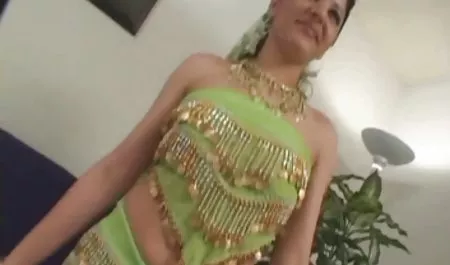 ગોળમટોળ ચહેરાવાળું ટર્કીશ krasivaya devushka seks તેના pussy સાથે ભજવે છે