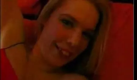 મોટા બોબલા વાળી મહિલા GILF સવારી ટોટી સેક્સ સાથે સુંદર બચ્ચાઓ તેના સેક્સી ઘૂંટણ