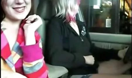 ગ્રેની krasivi seks seduces તેના યુવાન પાડોશી અને Fucks